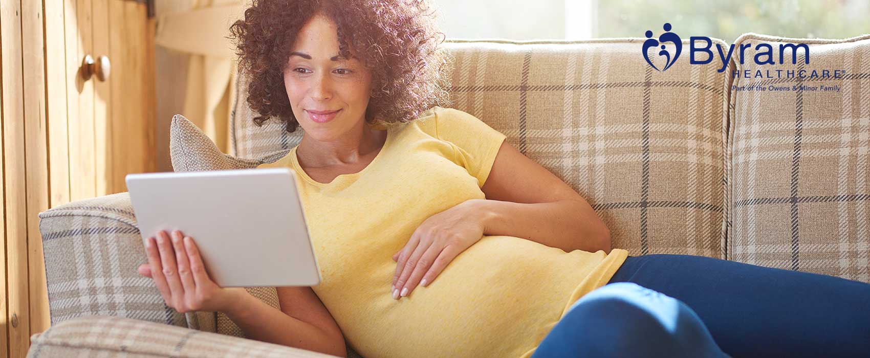 Mujer embarazada mirando extractores de leche en línea.