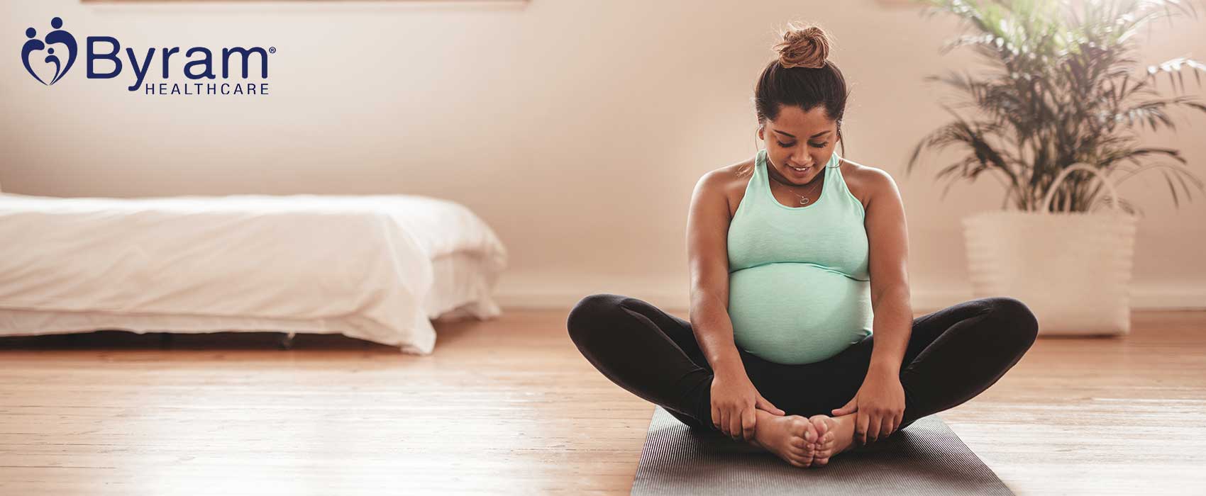 Mujer embarazada estirándose como preparación para dar a luz.