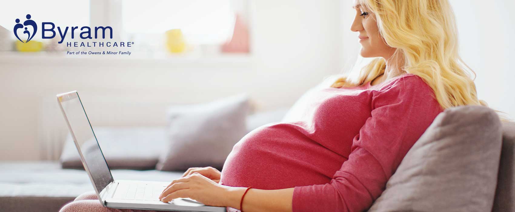 Embarazada usando una computadora portátil