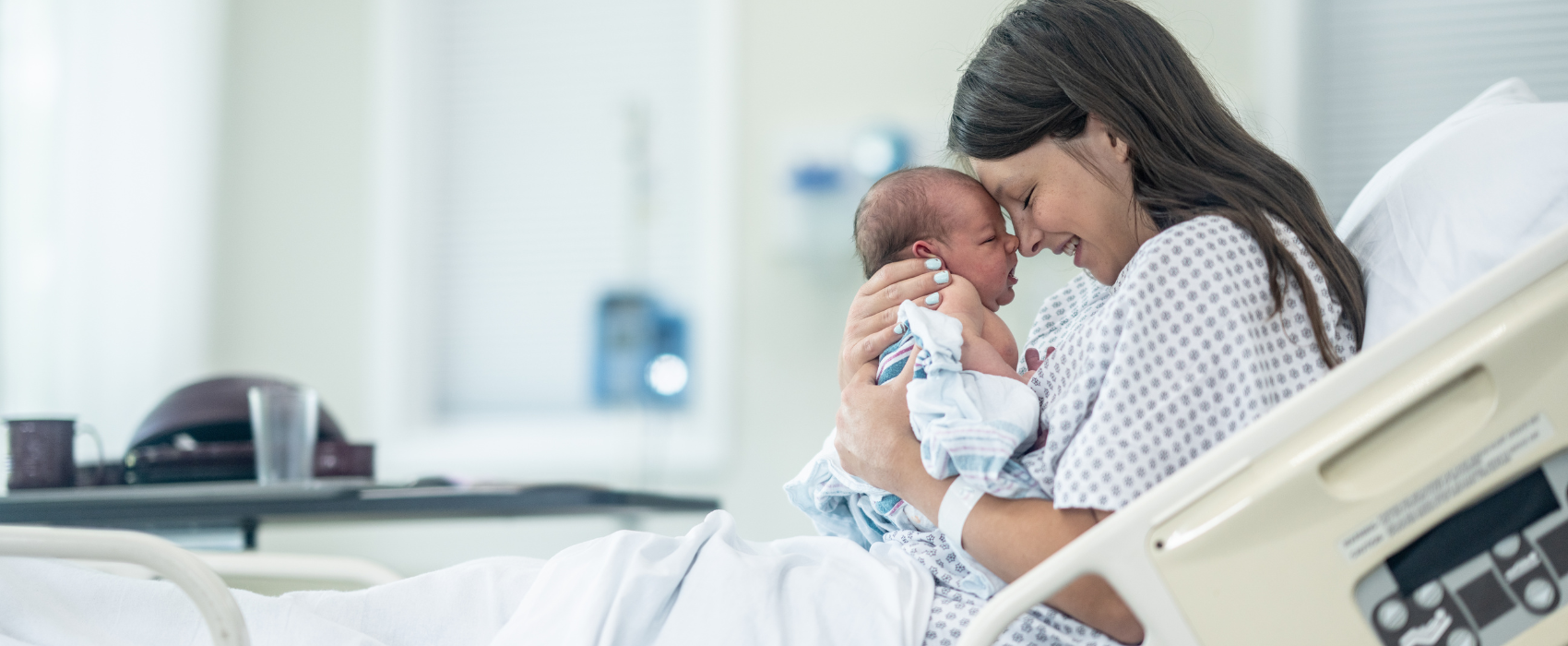 una mamá con su recién nacido en el hospital